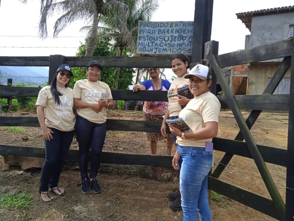 Photo of people participating in a campaign to prevent forest fires, organized by Serra Bonita reserve, Brazil