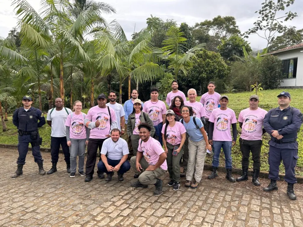 A group photo of a training session for park rangers with most wearing a pink "Conservaçao Serra Bonita" t-shirt